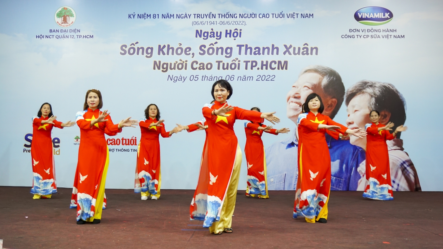 Người cao tuổi, trung niên ngày càng quan tâm và chủ động chăm sóc sức khỏe và nâng cao đời sống tinh thần.