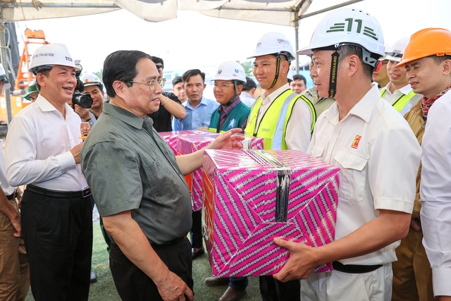 Thủ tướng đi thử nghiệm tàu metro Bến Thành - Suối Tiên, thúc đẩy dự án nút giao thông lớn nhất TPHCM