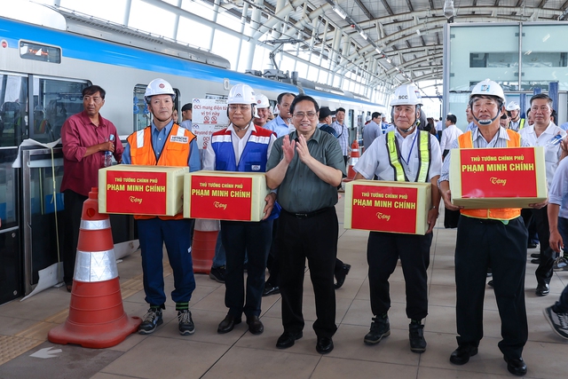 Thủ tướng đi thử nghiệm tàu metro Bến Thành - Suối Tiên, thúc đẩy dự án nút giao thông lớn nhất TPHCM