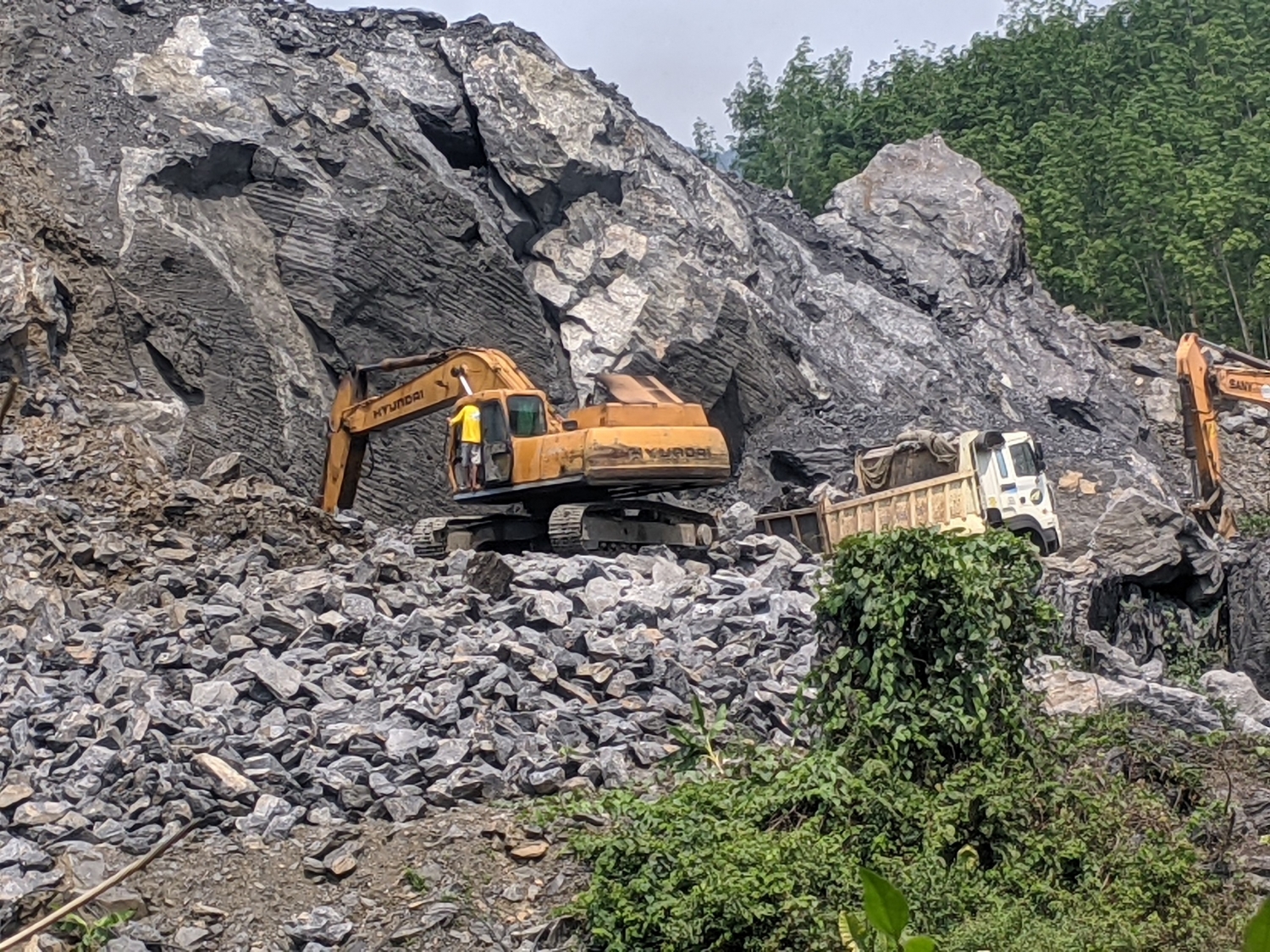 Hòa Bình tạm dừng khai thác khoáng sản hàng loạt mỏ đá