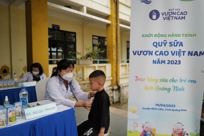 Các em học sinh tại trường tiểu học Húc Động được các bác sĩ của Vinamilk thăm khám sức khỏe và dinh dưỡng. 