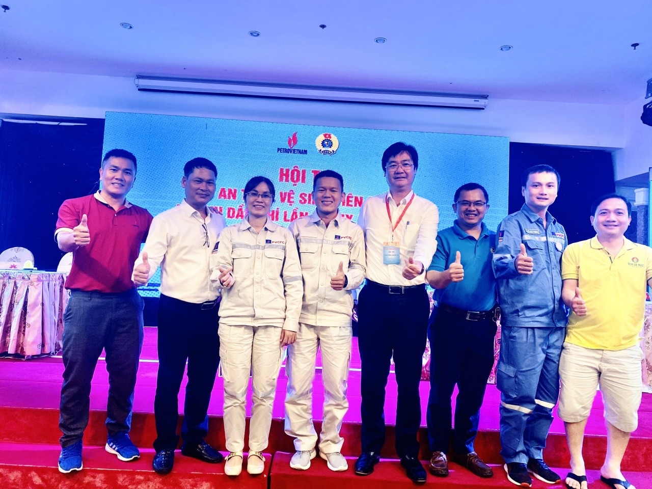 Anh Nguyễn Văn Sơn cùng đồng nghiệp trong hội nghị về công tác chuyên môn, an toàn