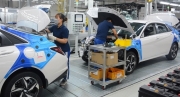Tin tức kinh tế ngày 28/4: Bộ Tài chính giữ quan điểm không giảm 50% phí trước bạ ô tô