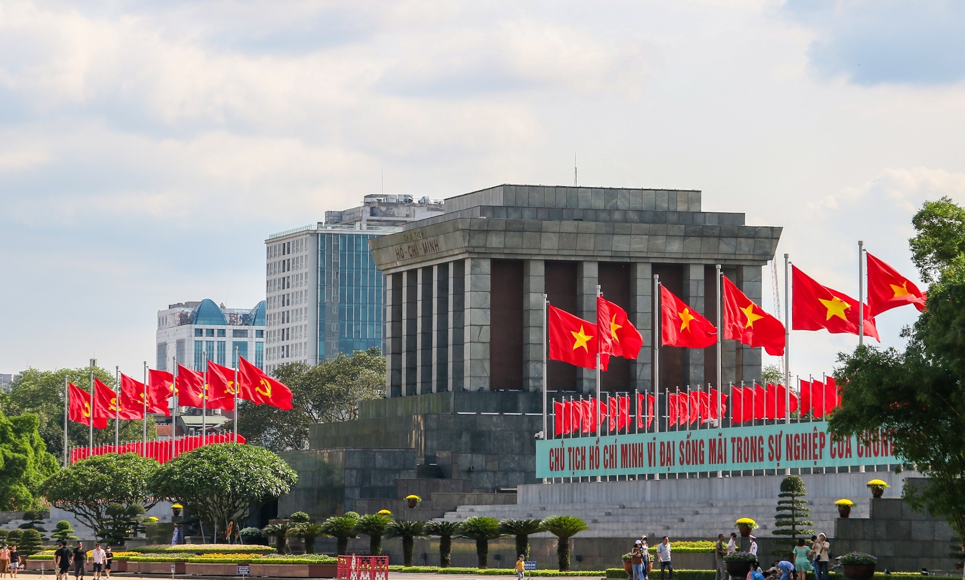 Hà Nội rực rỡ cờ hoa dịp lễ 30/4