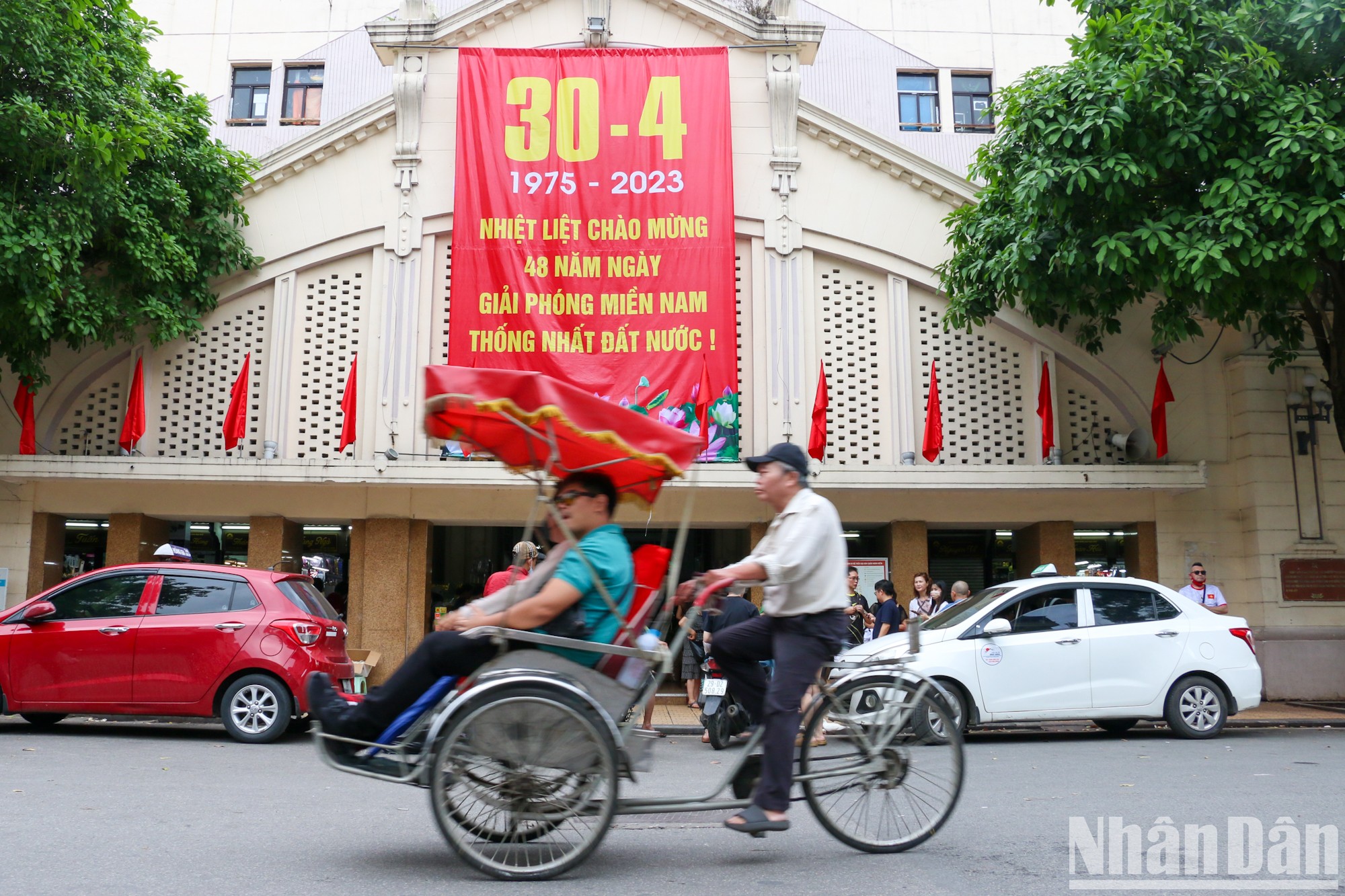 Hà Nội rực rỡ cờ hoa dịp lễ 30/4