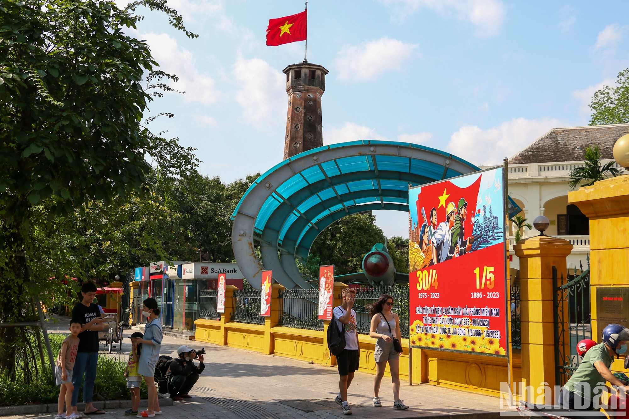 Hà Nội rực rỡ cờ hoa dịp lễ 30/4