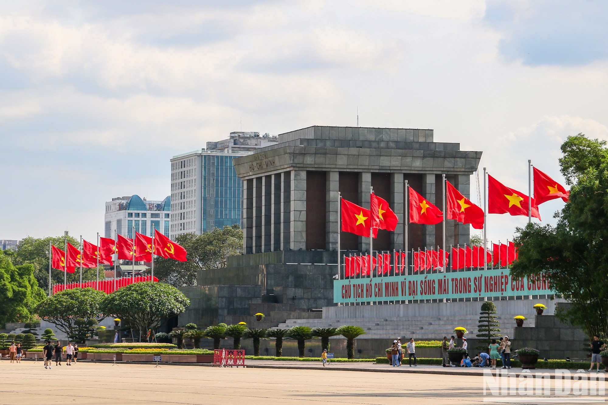 Hà Nội rực rỡ cờ hoa dịp lễ 30/4