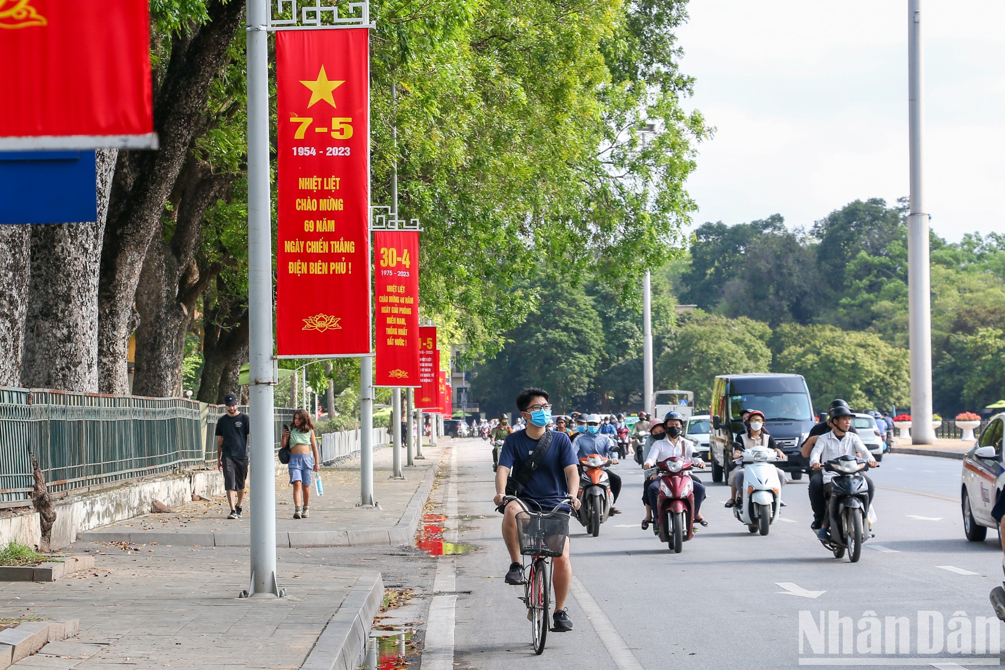 Hà Nội rực rỡ cờ hoa dịp lễ 30/4