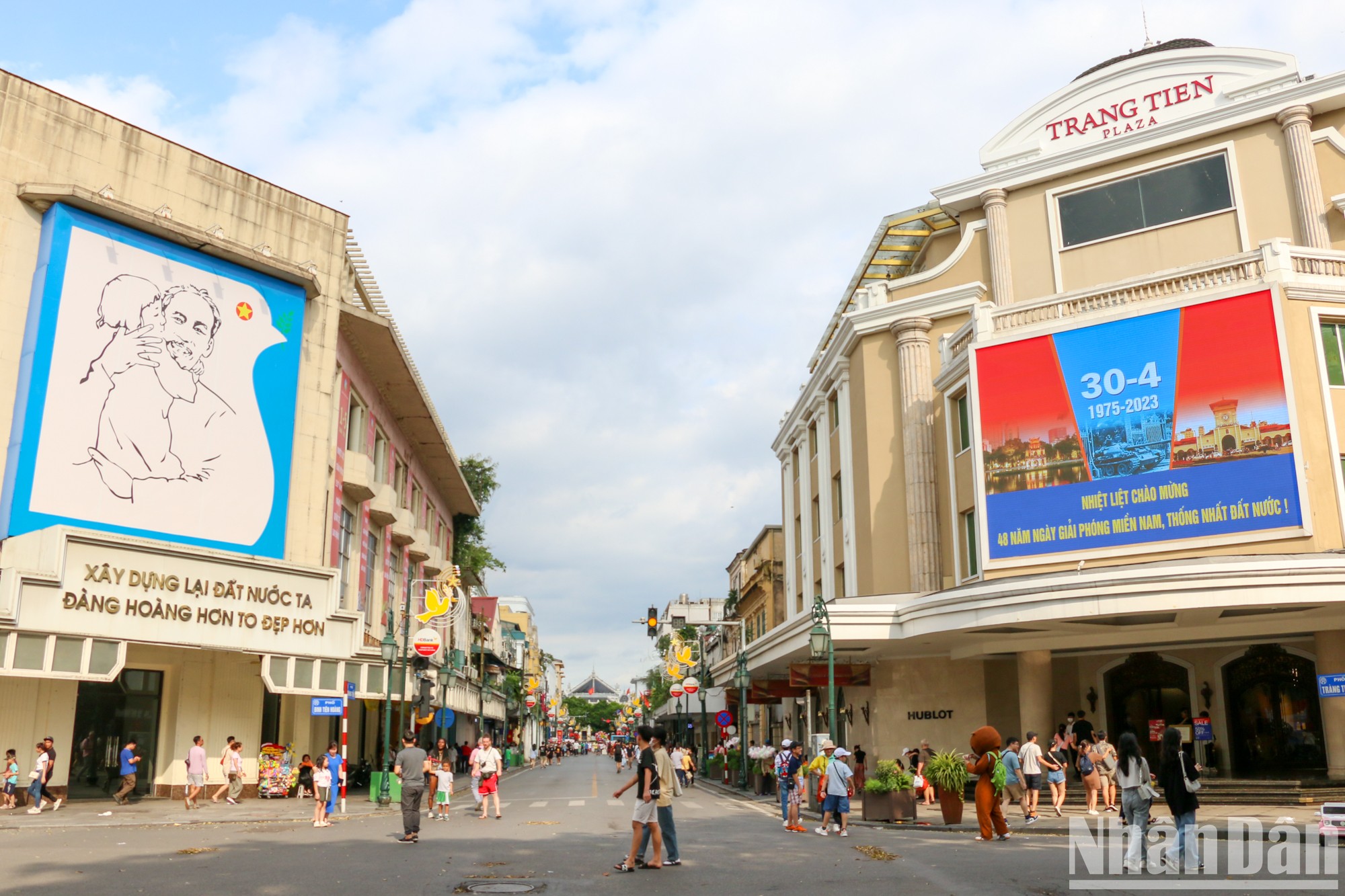 Hà Nội rực rỡ cờ hoa dịp lễ 30/4