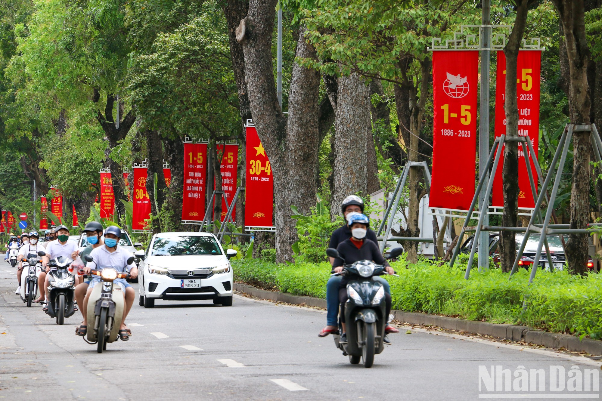 Hà Nội rực rỡ cờ hoa dịp lễ 30/4