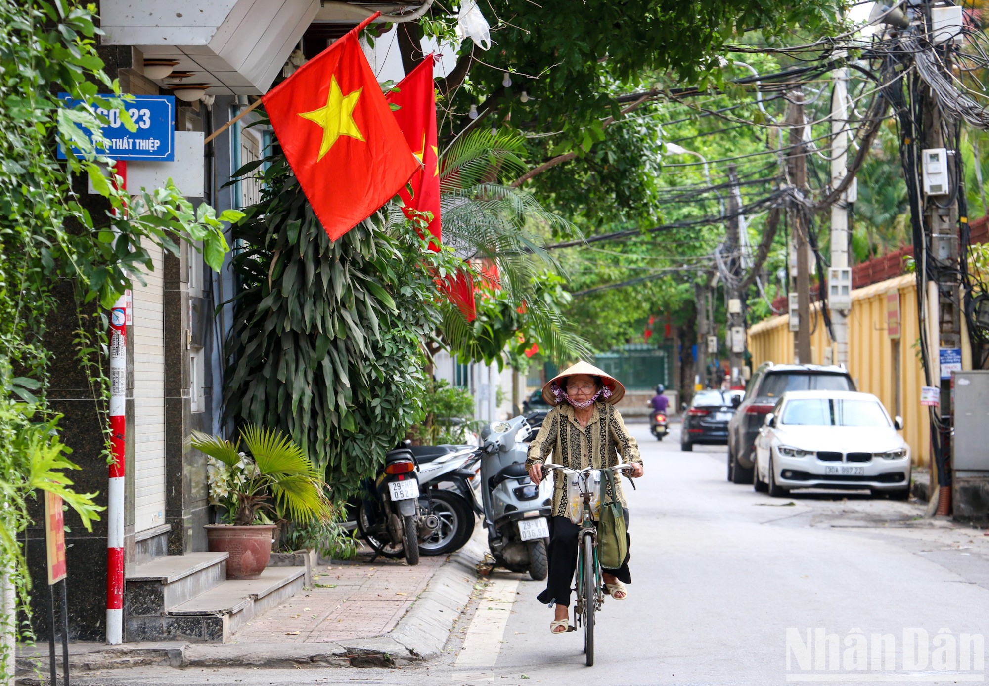 Hà Nội rực rỡ cờ hoa dịp lễ 30/4