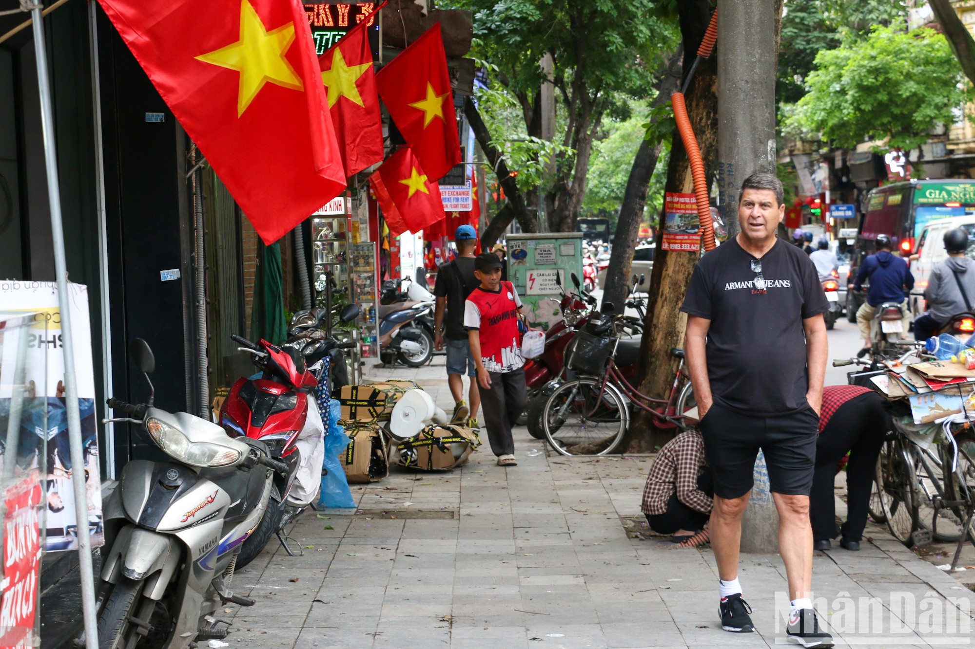 Hà Nội rực rỡ cờ hoa dịp lễ 30/4