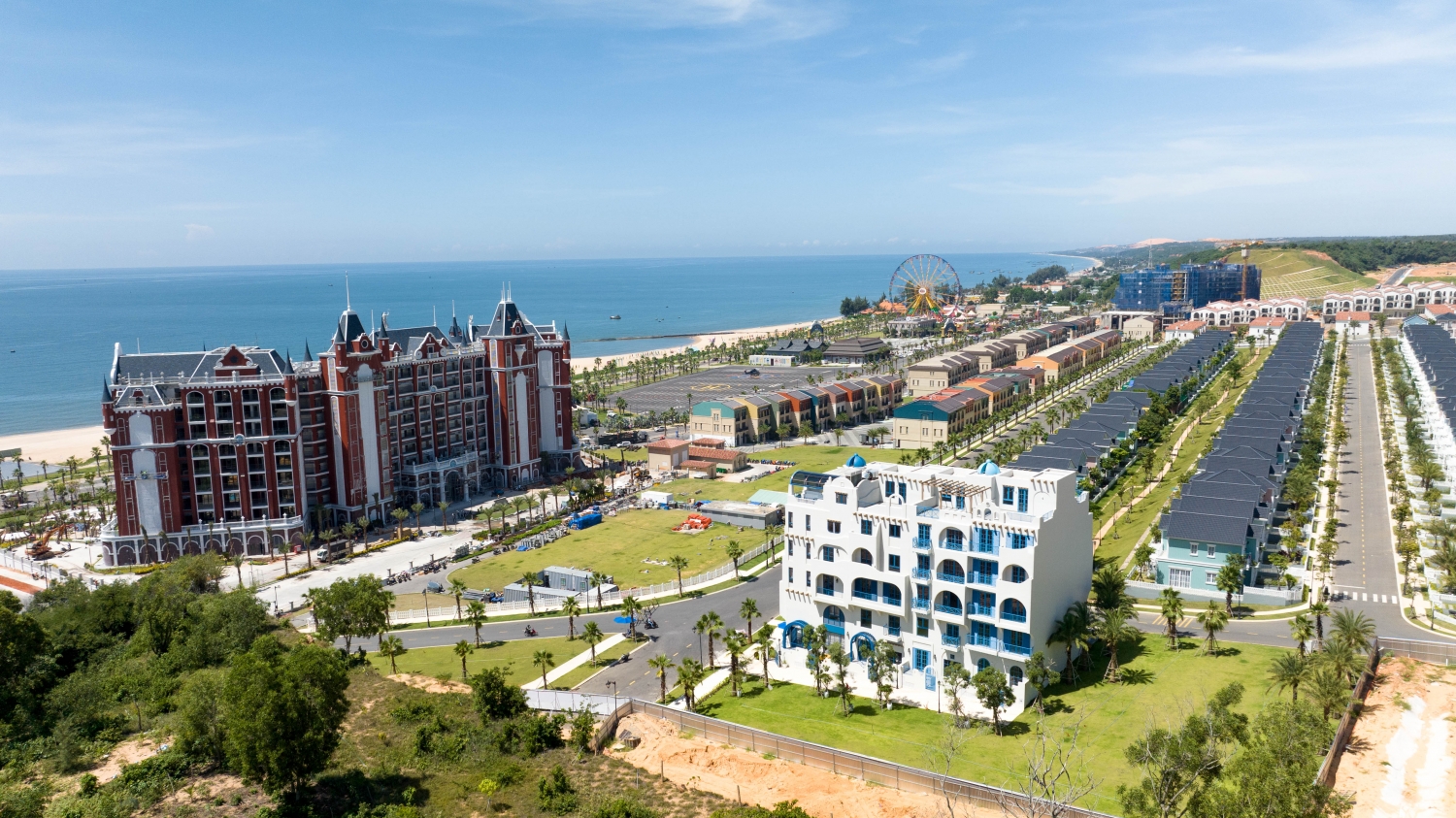Chỉ cách điểm cuối cao tốc Dầu Giây - Phan Thiết chưa đầy 10 phút di chuyển, đô thị NovaWorld Phan Thiet được kỳ vọng sẽ là điểm đến an cư - du lịch - nghỉ dưỡng hút khách trong mùa hè này