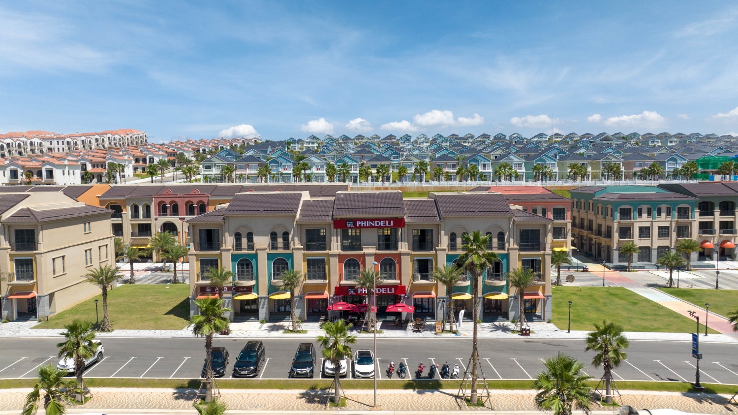 Dãy shophouse mặt tiền biển Festival Street đang được lấp đầy bởi các thương hiệu ẩm thực,  mua sắm “đón sóng” du khách đổ về NovaWorld Phan Thiet