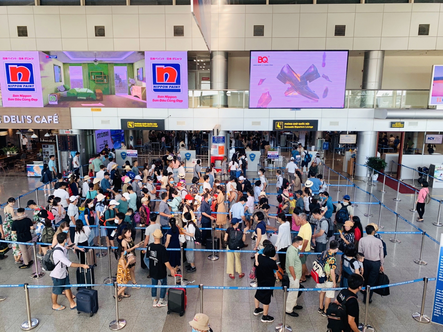 Người dân có thể dùng tài khoản định danh điện tử để đi máy bay