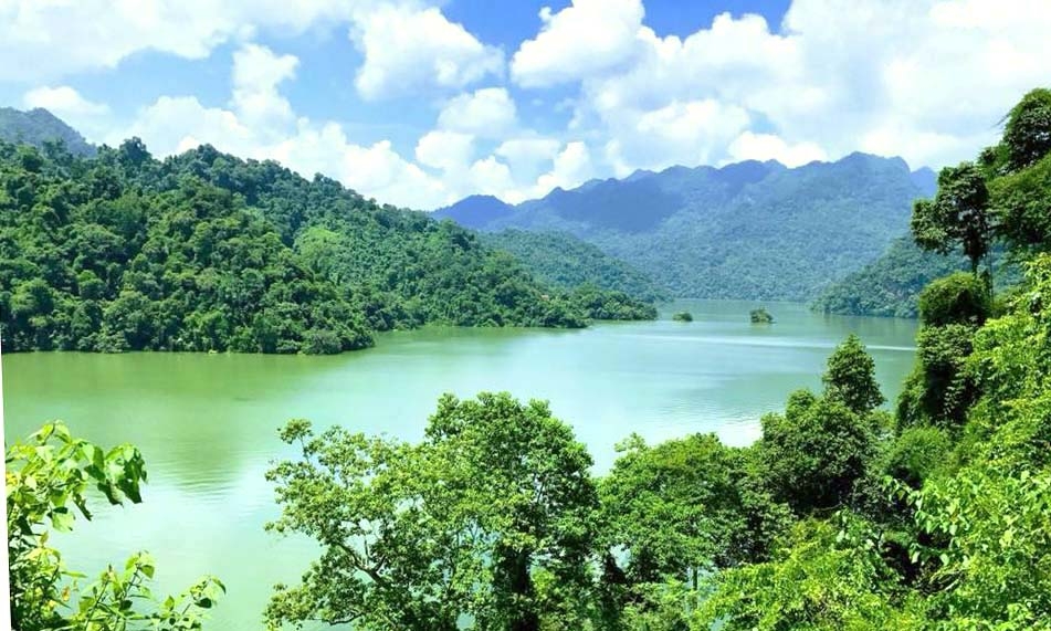 Hồ Ba Bể  'viên ngọc xanh' giữa đại ngàn Việt Bắc