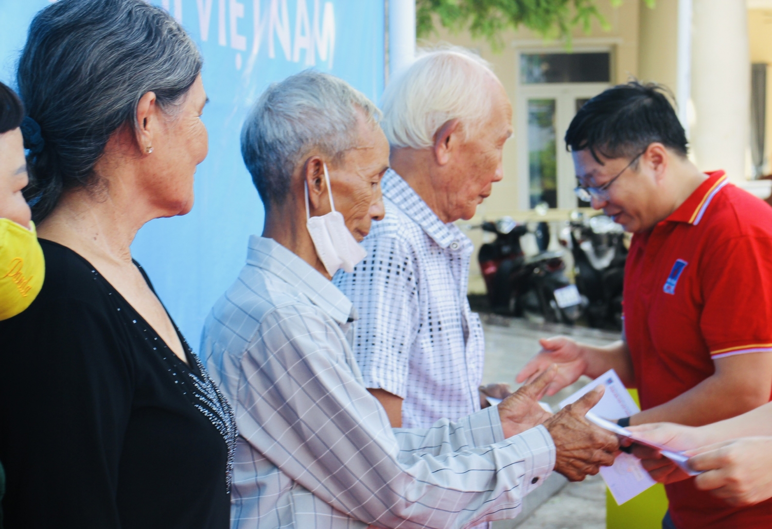 VPI tri ân các anh hùng liệt sĩ, tặng quà các gia đình chính sách tại TP. Phú Quốc VPI tri ân các anh hùng liệt sĩ, tặng quà các gia đình chính sách tại TP. Phú Quốc