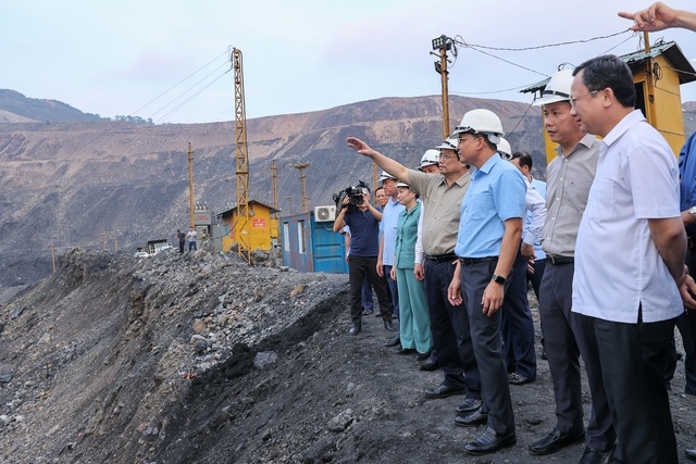 Thủ tướng kiểm tra tình hình sản xuất, cung ứng điện, than tại Quảng Ninh