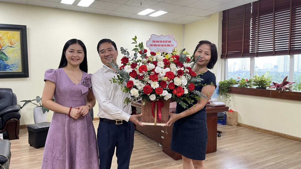 Phó Chủ tịch CĐ DKVN Vũ Anh Tuấn tặng hoa chúc mừng Báo Lao động.