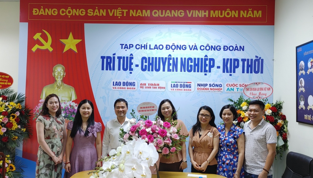 Phó Chủ tịch CĐ DKVN Vũ Anh Tuấn tặng hoa chúc mừng Tạp chí Lao động và Công đoàn.