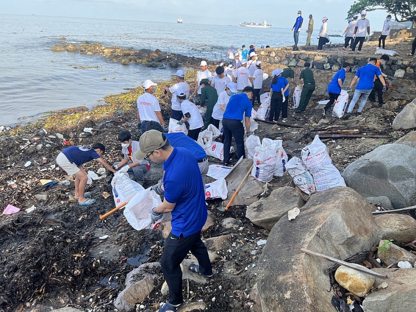 Gần 1.000 tình nguyện viên dọn rác, làm sạch biển Bãi Dâu (Vũng Tàu)