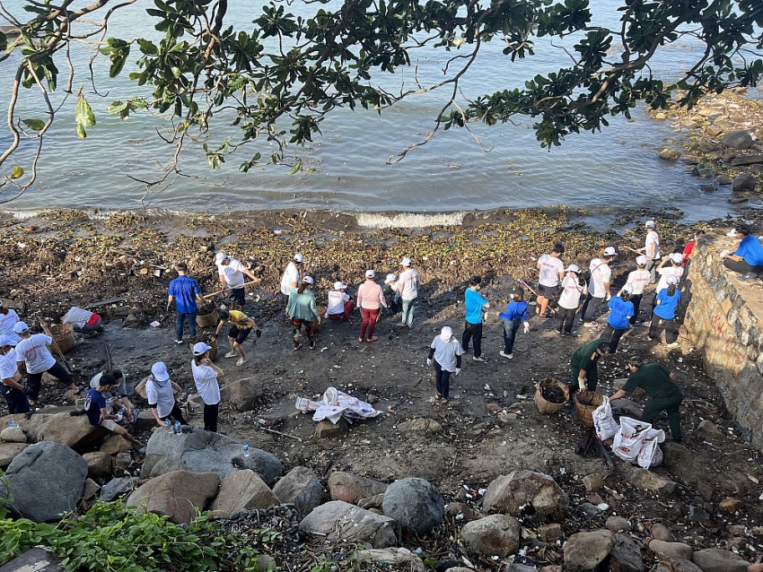 Gần 1.000 tình nguyện viên dọn rác, làm sạch biển Bãi Dâu (Vũng Tàu)