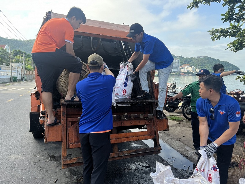 Gần 1.000 tình nguyện viên dọn rác, làm sạch biển Bãi Dâu (Vũng Tàu)