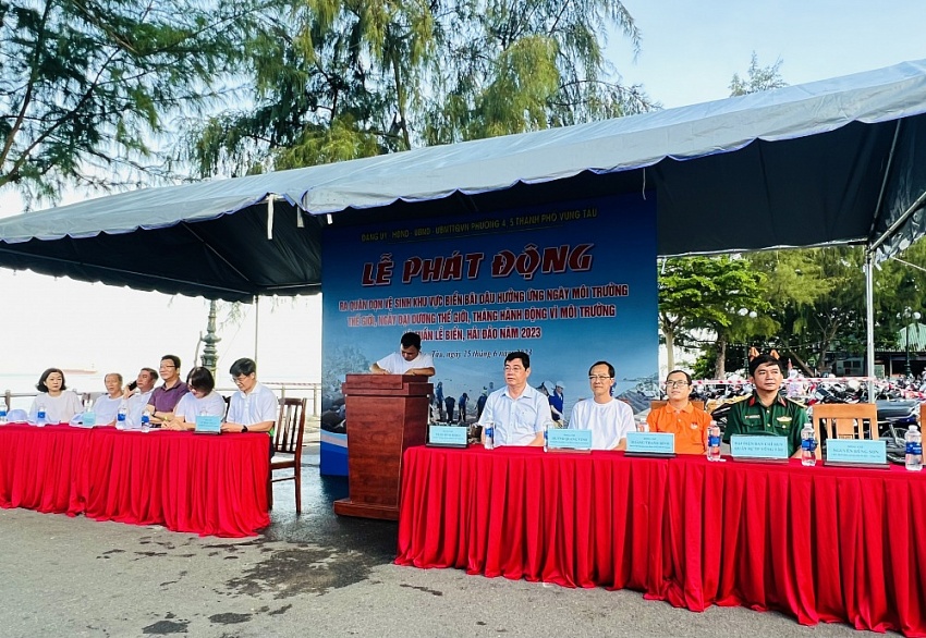 Gần 1.000 tình nguyện viên dọn rác, làm sạch biển Bãi Dâu (Vũng Tàu)