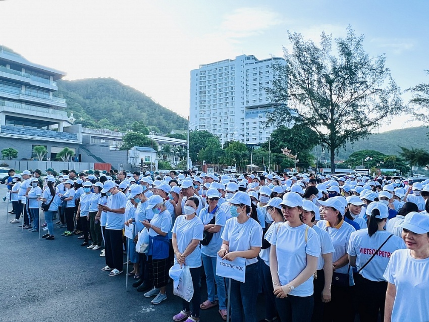 Gần 1.000 tình nguyện viên dọn rác, làm sạch biển Bãi Dâu (Vũng Tàu)