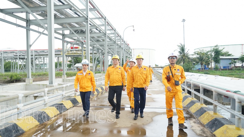 Tổng Giám đốc Petrovietnam Lê Mạnh Hùng kiểm tra hoạt động Kho cảng LNG Thị Vải