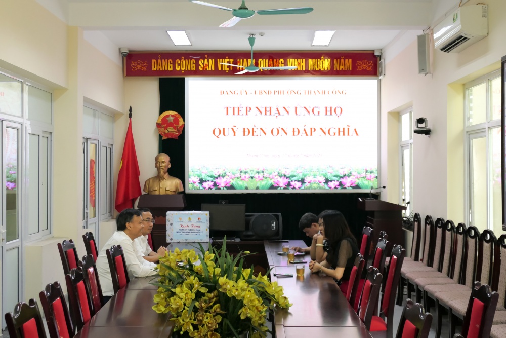 Hội CCB Tập đoàn trao quỹ “Đền ơn đáp nghĩa” tại phường Thành Công