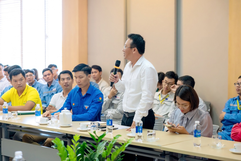 Ban lãnh đạo PVCFC trao đổi cùng người lao động.