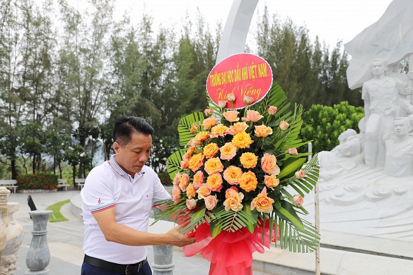Đảng bộ PVU: Hành trình giáo dục truyền thống lịch sử, thăm Khu tưởng niệm chiến sĩ Gạc Ma và Tượng đài Cam Ranh Đảng bộ PVU: Hành trình giáo dục truyền thống lịch sử, thăm Khu tưởng niệm chiến sĩ Gạc Ma và Tượng đài Cam Ranh