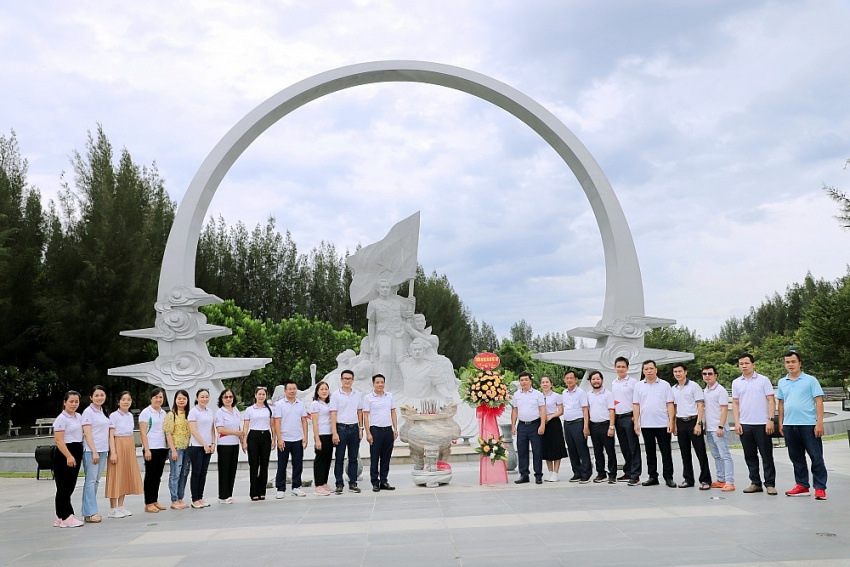 Đảng bộ PVU: Hành trình giáo dục truyền thống lịch sử, thăm Khu tưởng niệm chiến sĩ Gạc Ma và Tượng đài Cam Ranh Đảng bộ PVU: Hành trình giáo dục truyền thống lịch sử, thăm Khu tưởng niệm chiến sĩ Gạc Ma và Tượng đài Cam Ranh