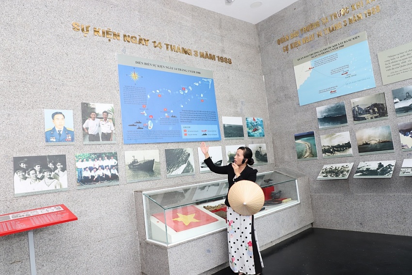 Đảng bộ PVU: Hành trình giáo dục truyền thống lịch sử, thăm Khu tưởng niệm chiến sĩ Gạc Ma và Tượng đài Cam Ranh