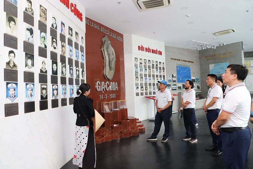 Đảng bộ PVU: Hành trình giáo dục truyền thống lịch sử, thăm Khu tưởng niệm chiến sĩ Gạc Ma và Tượng đài Cam Ranh