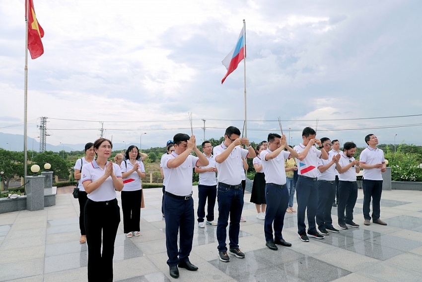 Đảng bộ PVU: Hành trình giáo dục truyền thống lịch sử, thăm Khu tưởng niệm chiến sĩ Gạc Ma và Tượng đài Cam Ranh