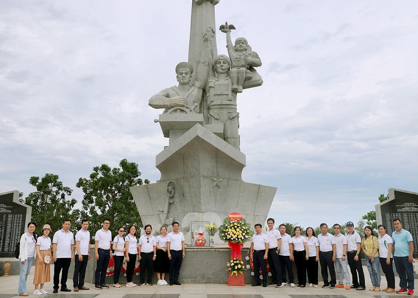 Đảng bộ PVU: Hành trình giáo dục truyền thống lịch sử, thăm Khu tưởng niệm chiến sĩ Gạc Ma và Tượng đài Cam Ranh