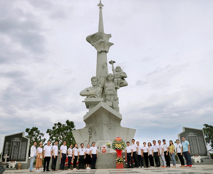 Đảng bộ PVU: Hành trình giáo dục truyền thống lịch sử, thăm Khu tưởng niệm chiến sĩ Gạc Ma và Tượng đài Cam Ranh Đảng bộ PVU: Hành trình giáo dục truyền thống lịch sử, thăm Khu tưởng niệm chiến sĩ Gạc Ma và Tượng đài Cam Ranh