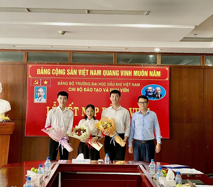 Trường Đại học Dầu khí Việt Nam tổ chức Lễ kết nạp đảng viên cho 3 quần chúng ưu tú là sinh viên năm 2023