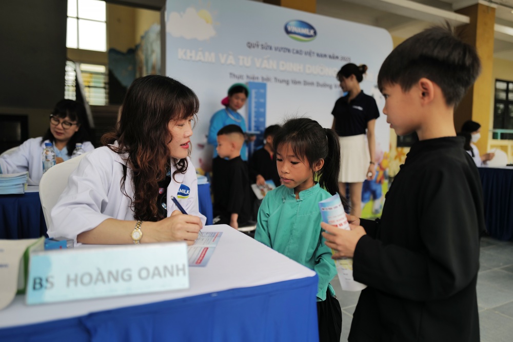 Theo chân Quỹ sữa trên những hành trình "Trao sữa, gửi niềm vui"