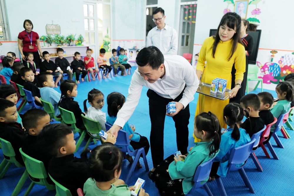 Theo chân Quỹ sữa trên những hành trình "Trao sữa, gửi niềm vui"
