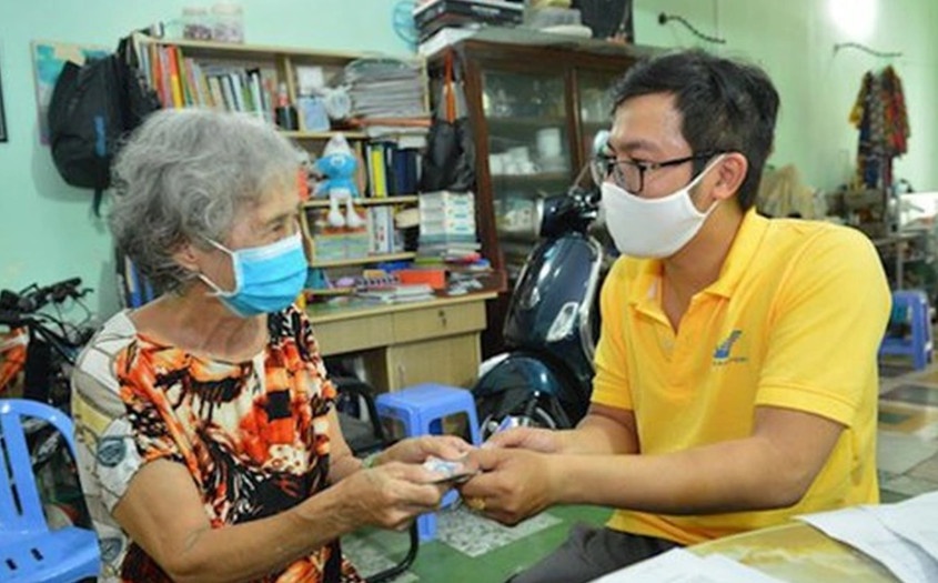 Người dân nhận lương hưu hàng tháng (ảnh minh họa: BHXH VN). Người dân nhận lương hưu hàng tháng (ảnh minh họa: BHXH VN).