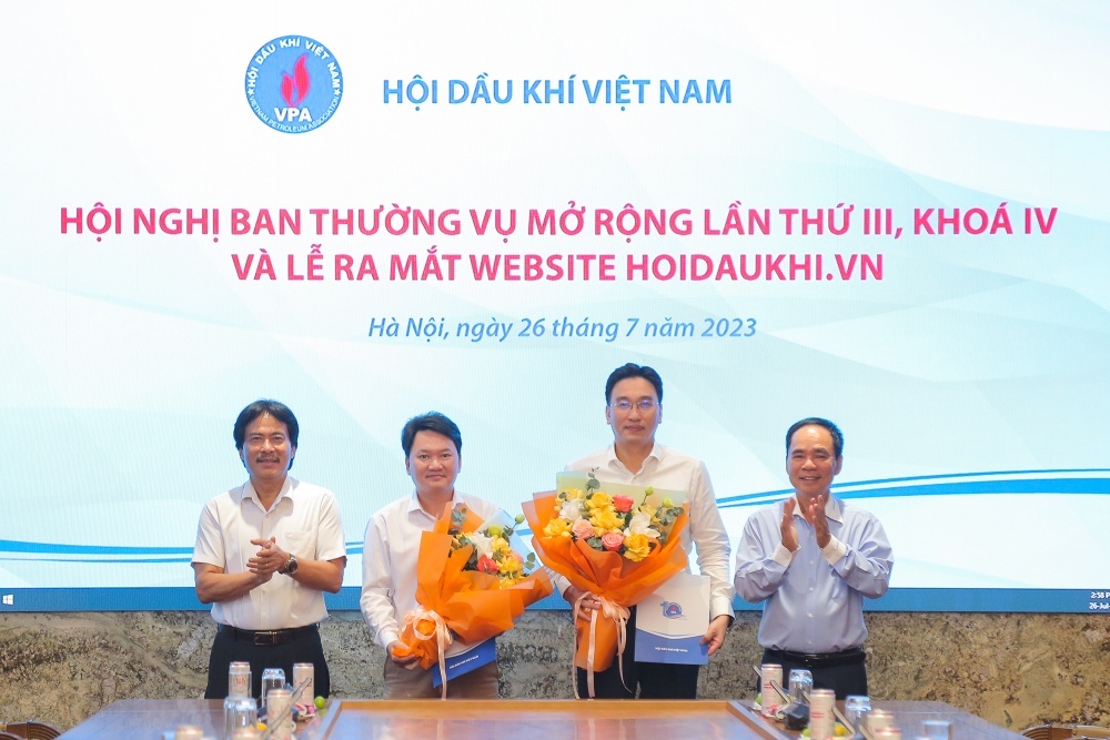 Lãnh đạo Hội trao quyết định cho các đồng chí được bầu vào Ban Thường vụ Hội nhiệm kỳ 2022 - 2027