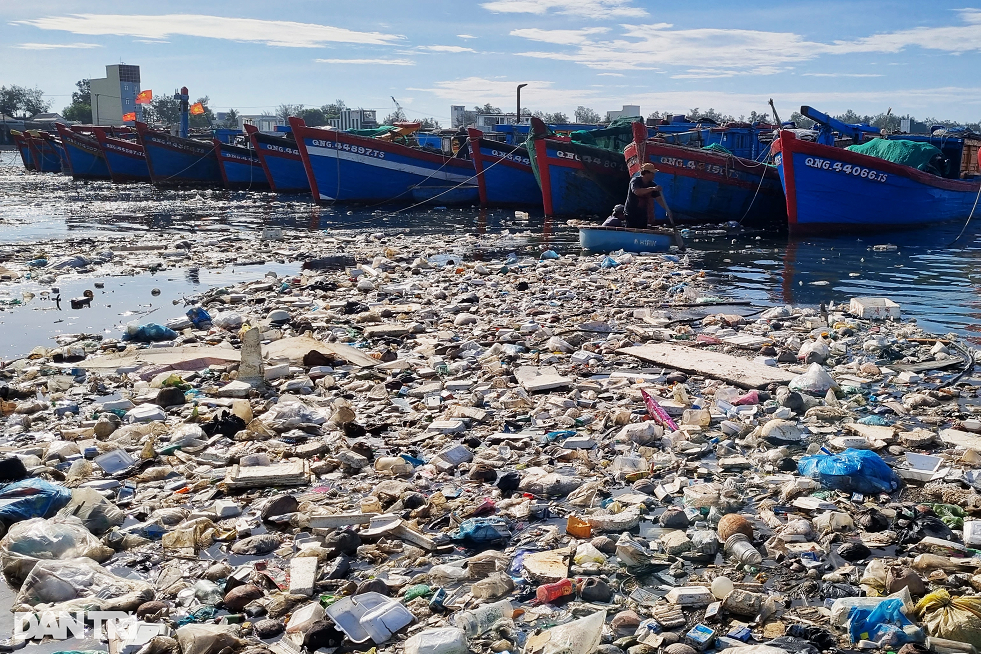 Tàu thuyền mắc cạn giữa 