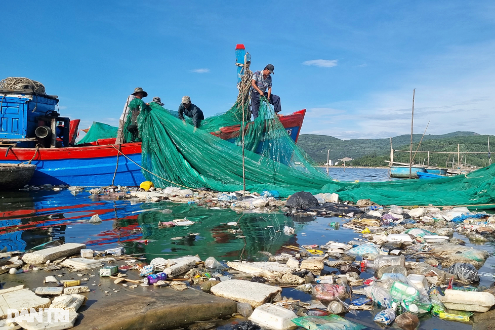 Tàu thuyền mắc cạn giữa 