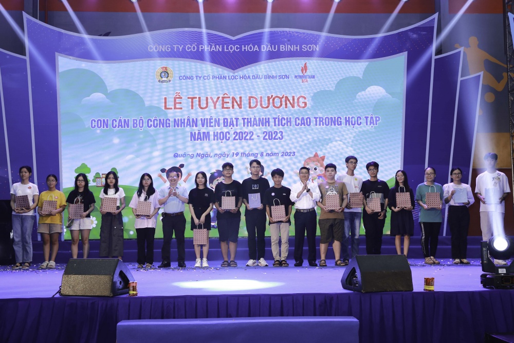 BSR tổ chức khen thưởng cho con em CBCNV BSR tổ chức khen thưởng cho con em CBCNV