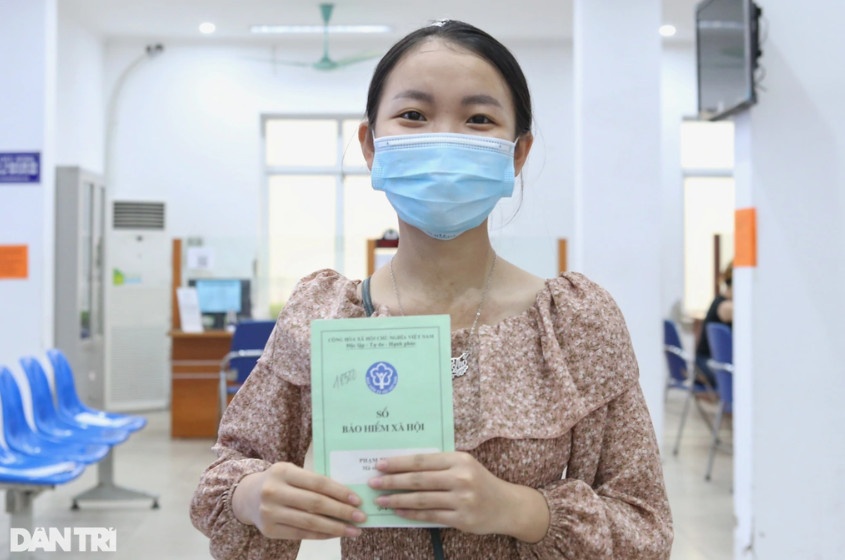 Mức lương đóng bảo hiểm năm 2021 là gần 5,7 triệu đồng/tháng (Ảnh: Sơn Nguyễn). Mức lương đóng bảo hiểm năm 2021 là gần 5,7 triệu đồng/tháng (Ảnh: Sơn Nguyễn).