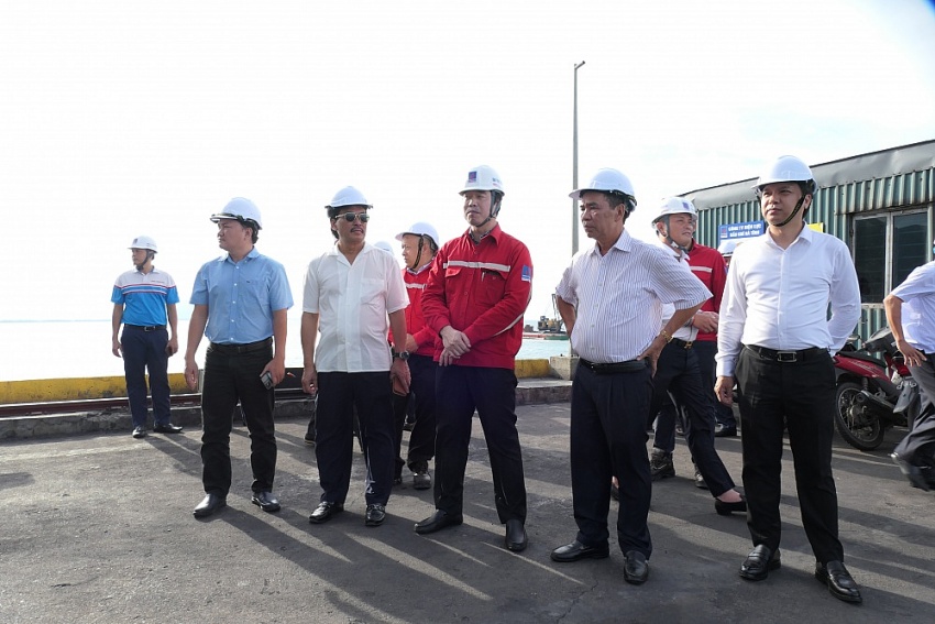 Lãnh đạo Hội DKVN trao quyết định thành lập Hội Dầu khí Bắc Trung Bộ