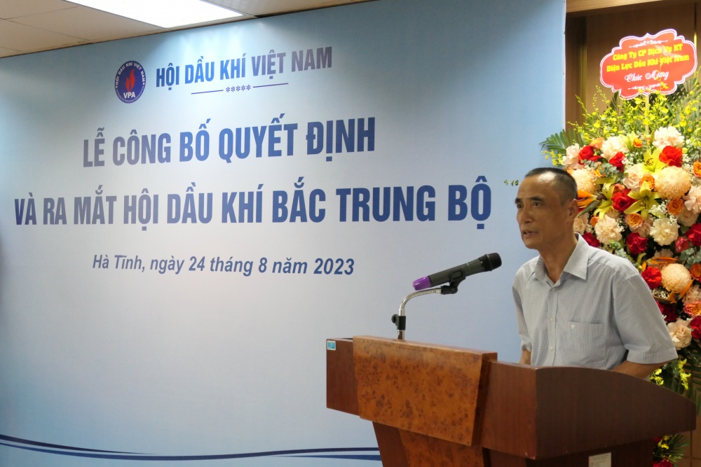 Lãnh đạo Hội DKVN trao quyết định thành lập Hội Dầu khí Bắc Trung Bộ